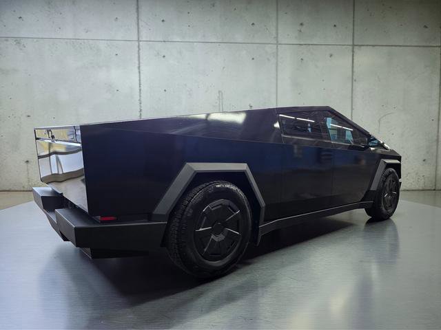 Used 2024 Tesla Cybertruck AWD Crew Cab image 5