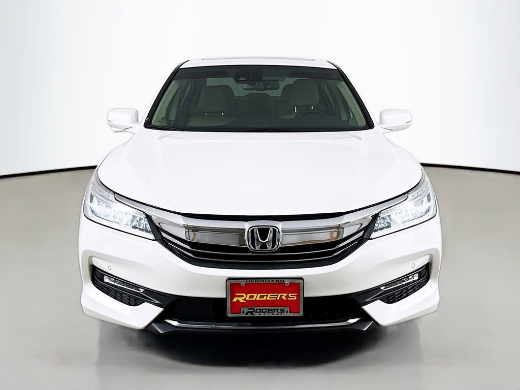 Used 2017 Honda Accord Touring image 2