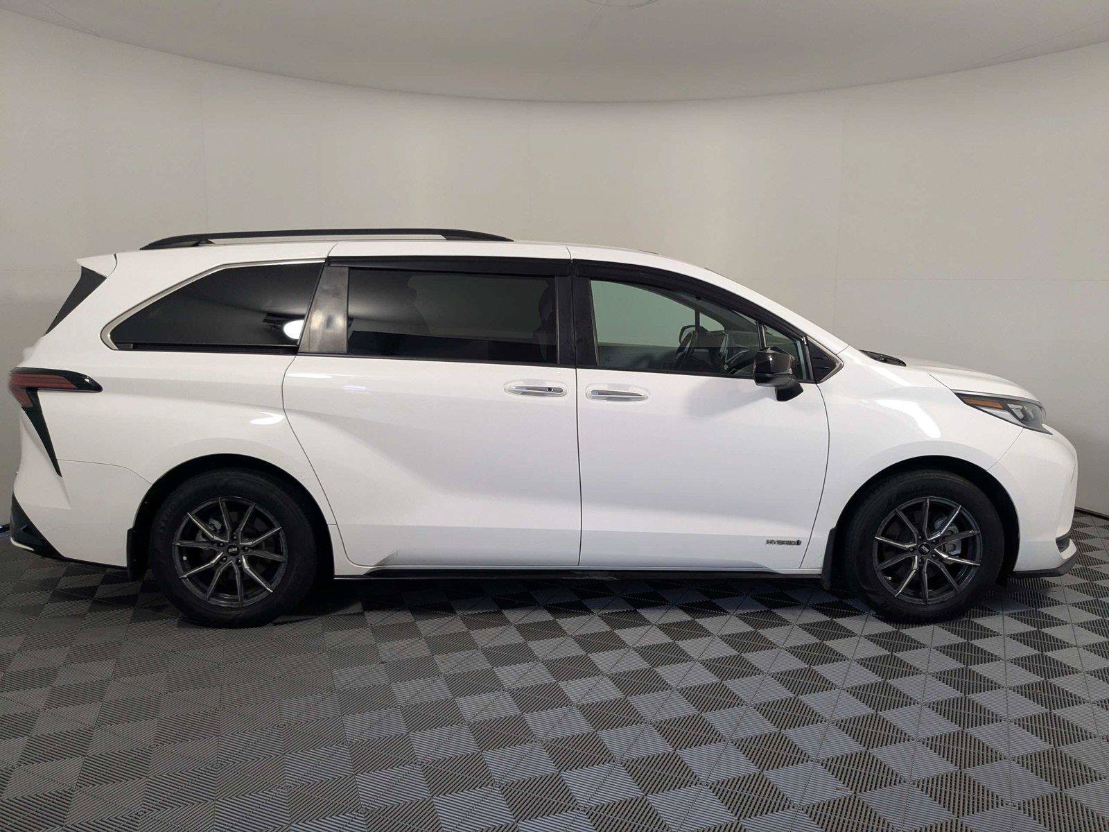 Used 2021 Toyota Sienna XSE AWD/4WD image 4