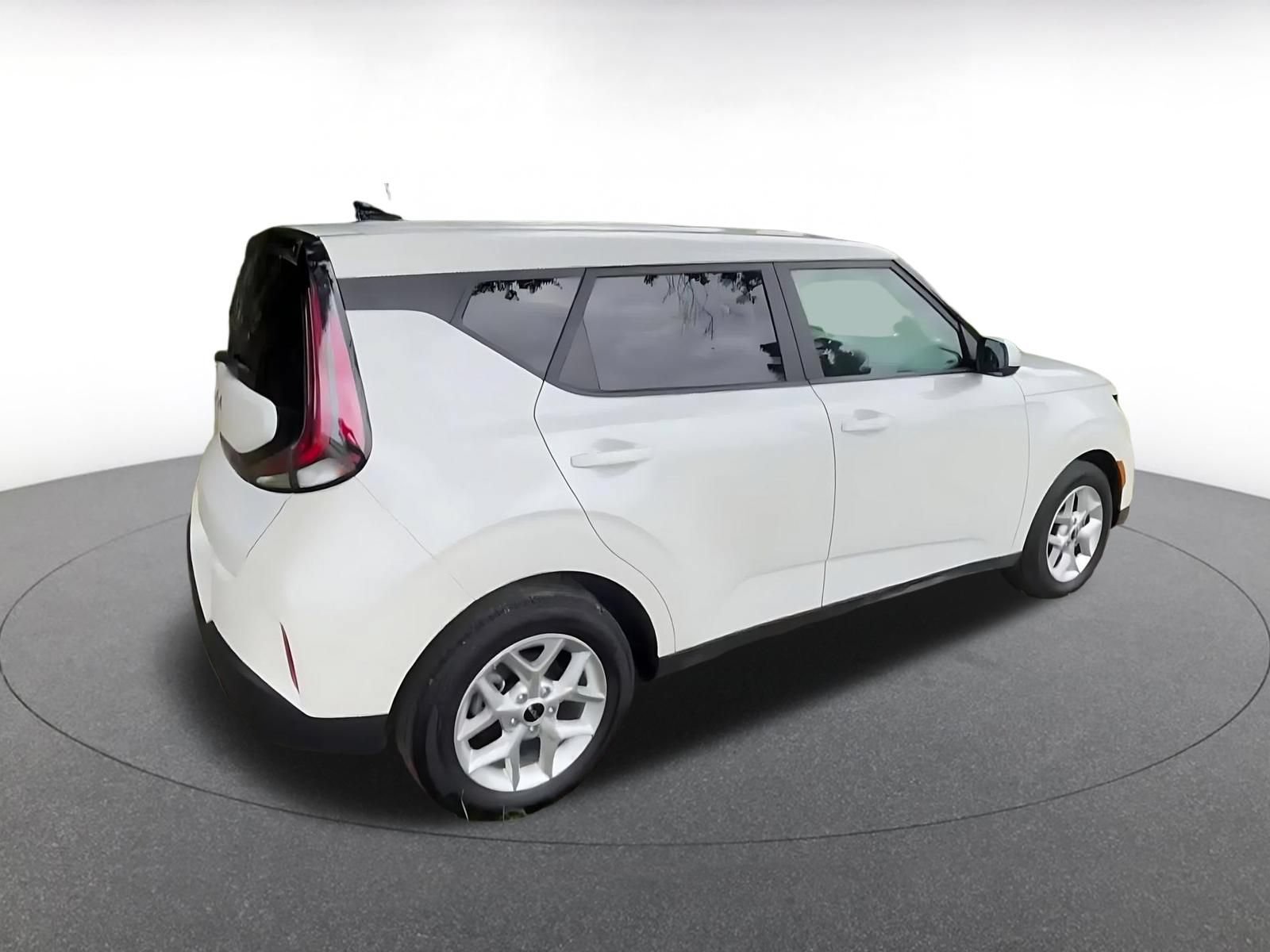 Used 2025 Kia Soul LX w/ LX Technology Package FWD image 15