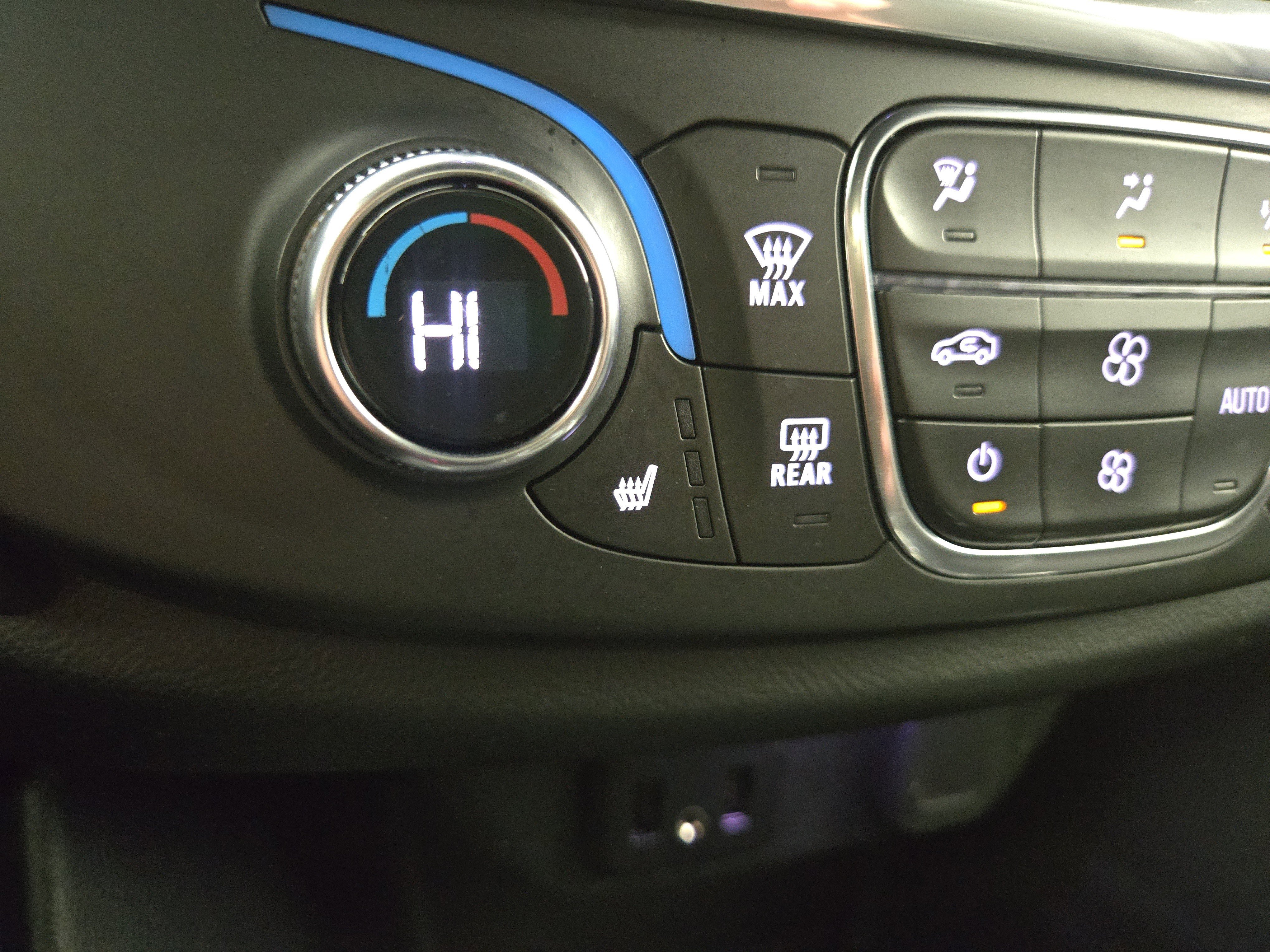 Certified 2023 Chevrolet Traverse LT w/ Rear Camera Mirror Package image 27