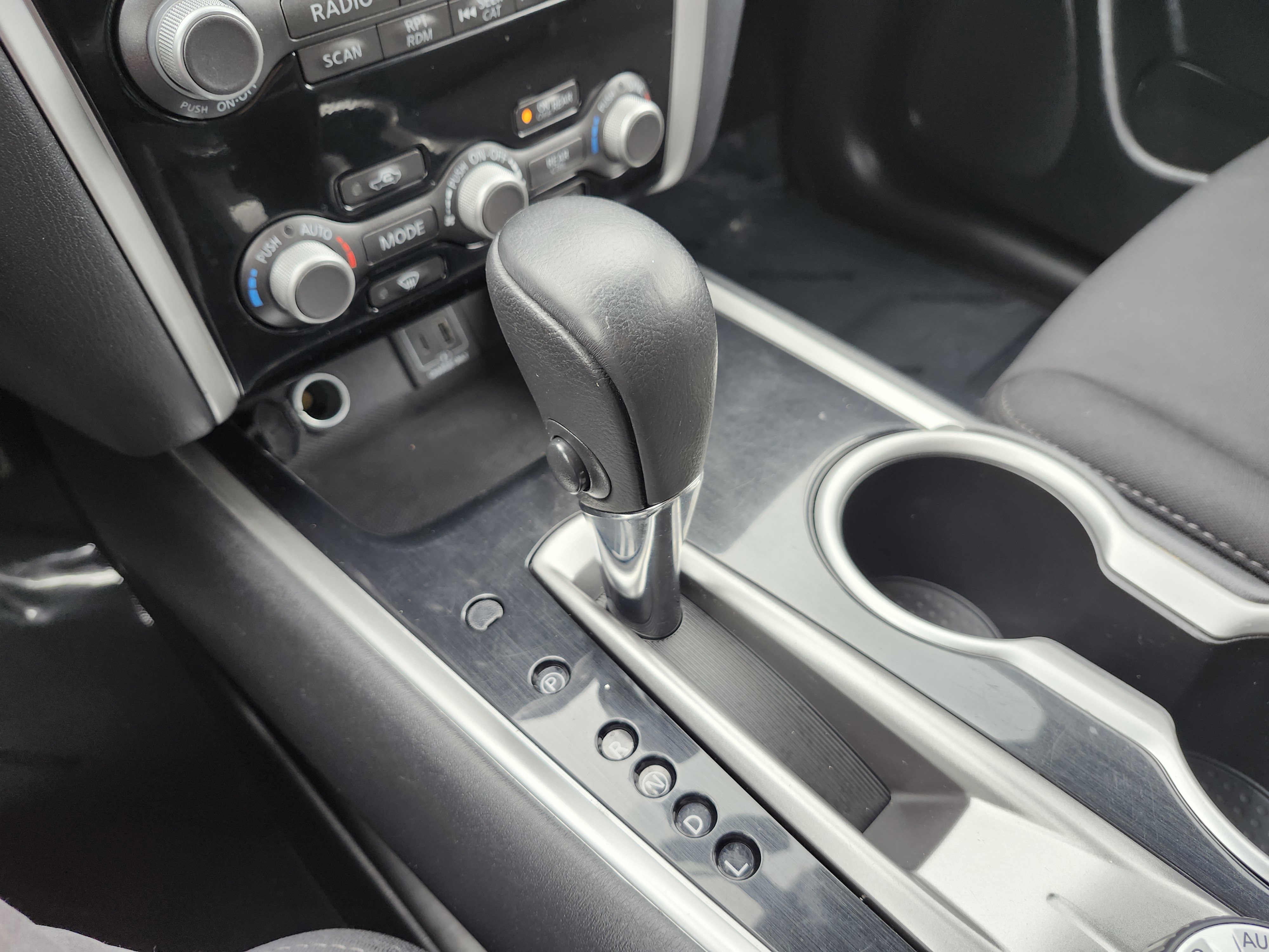 Used 2020 Nissan Pathfinder SV image 31