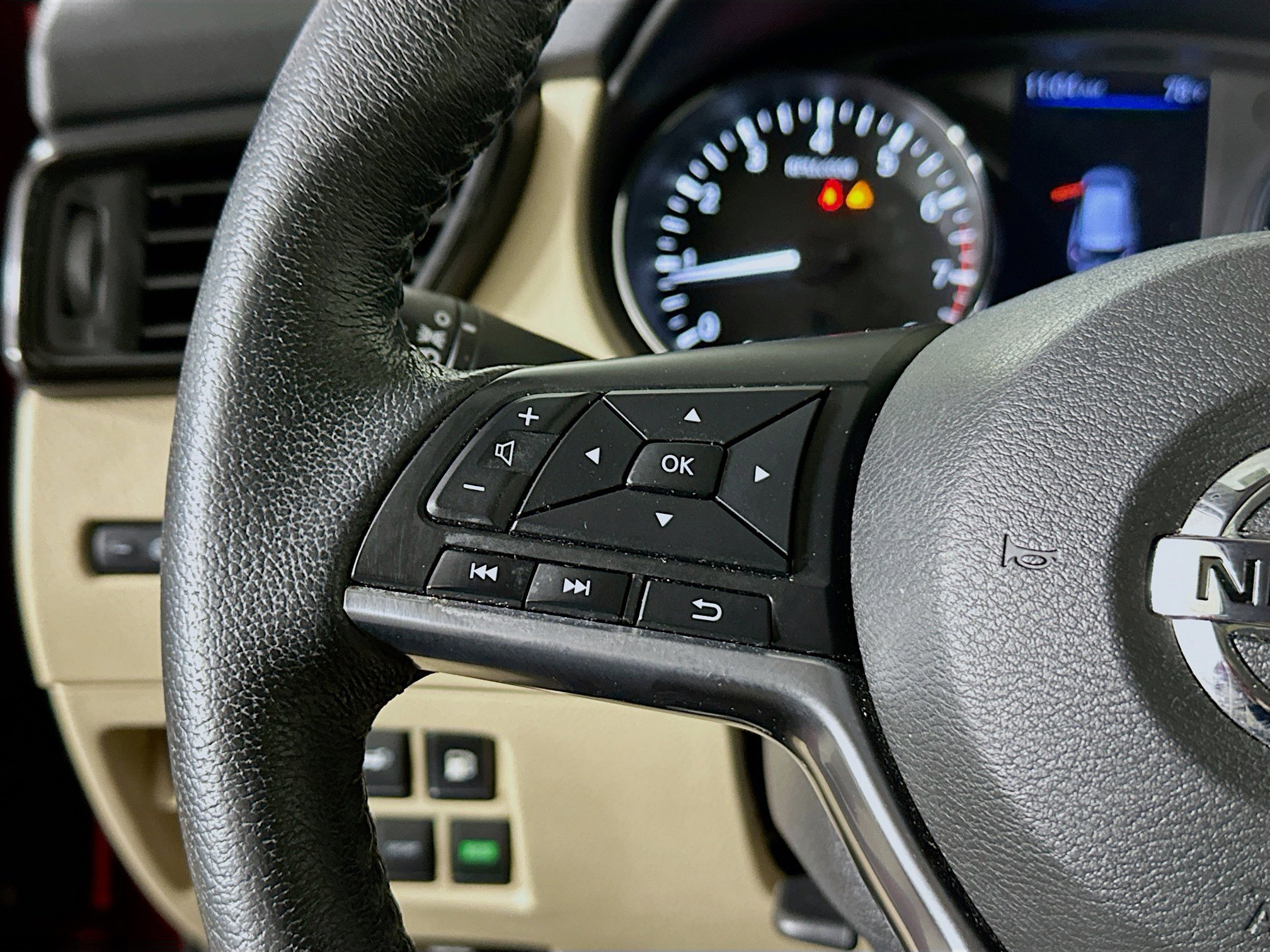 Used 2020 Nissan Rogue SV FWD image 16