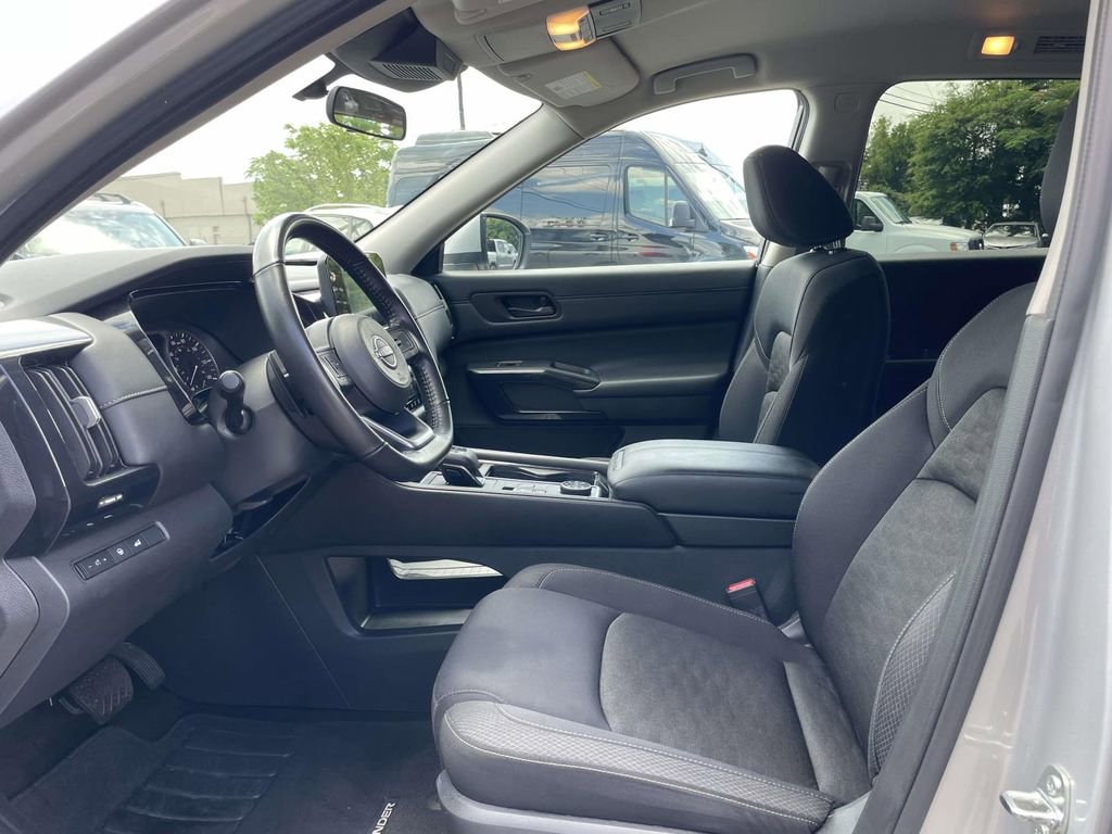 Used 2025 Nissan Pathfinder SV AWD/4WD image 15