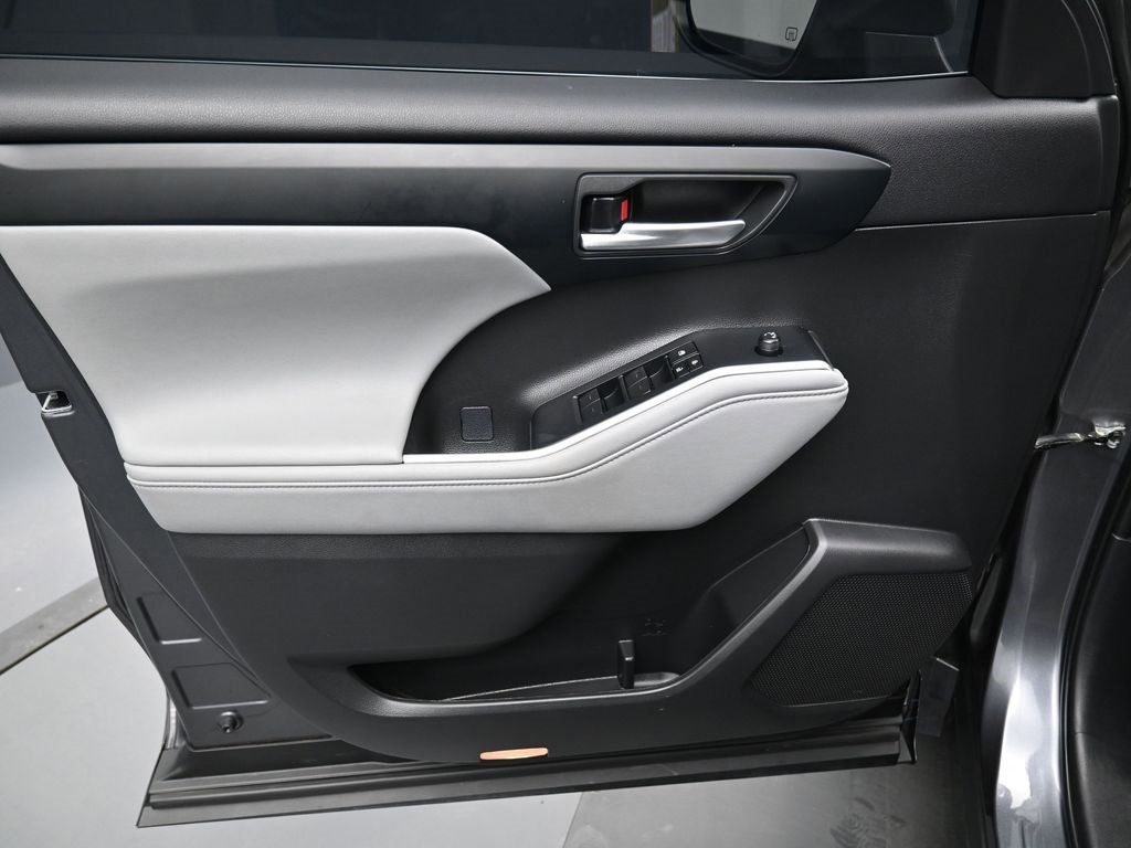 Used 2023 Toyota Highlander XLE image 11
