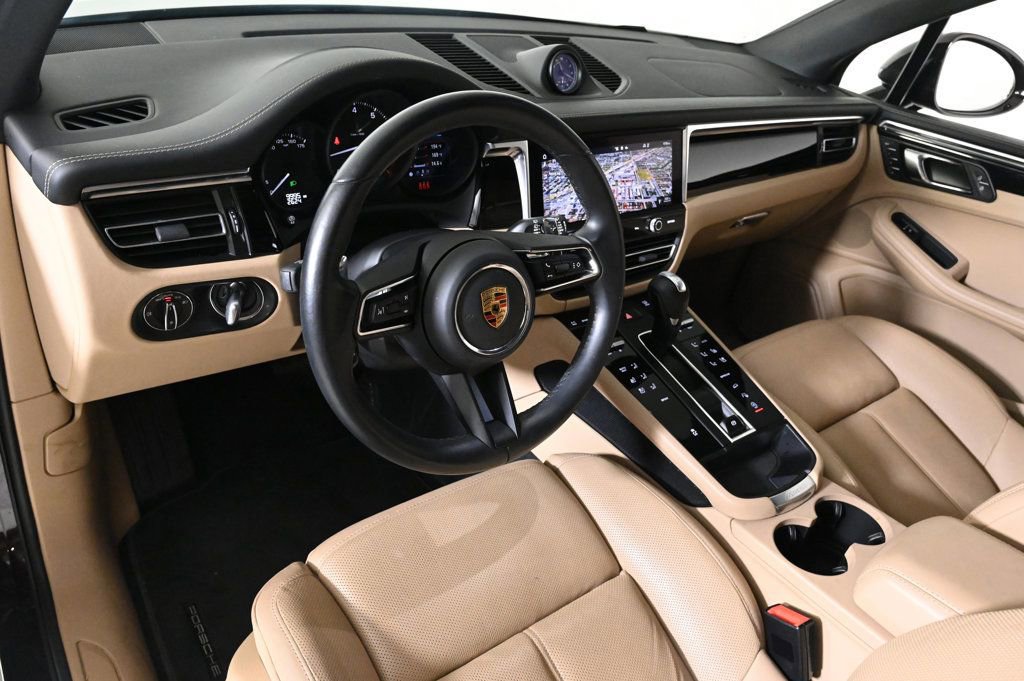 Certified 2024 Porsche Macan image 4