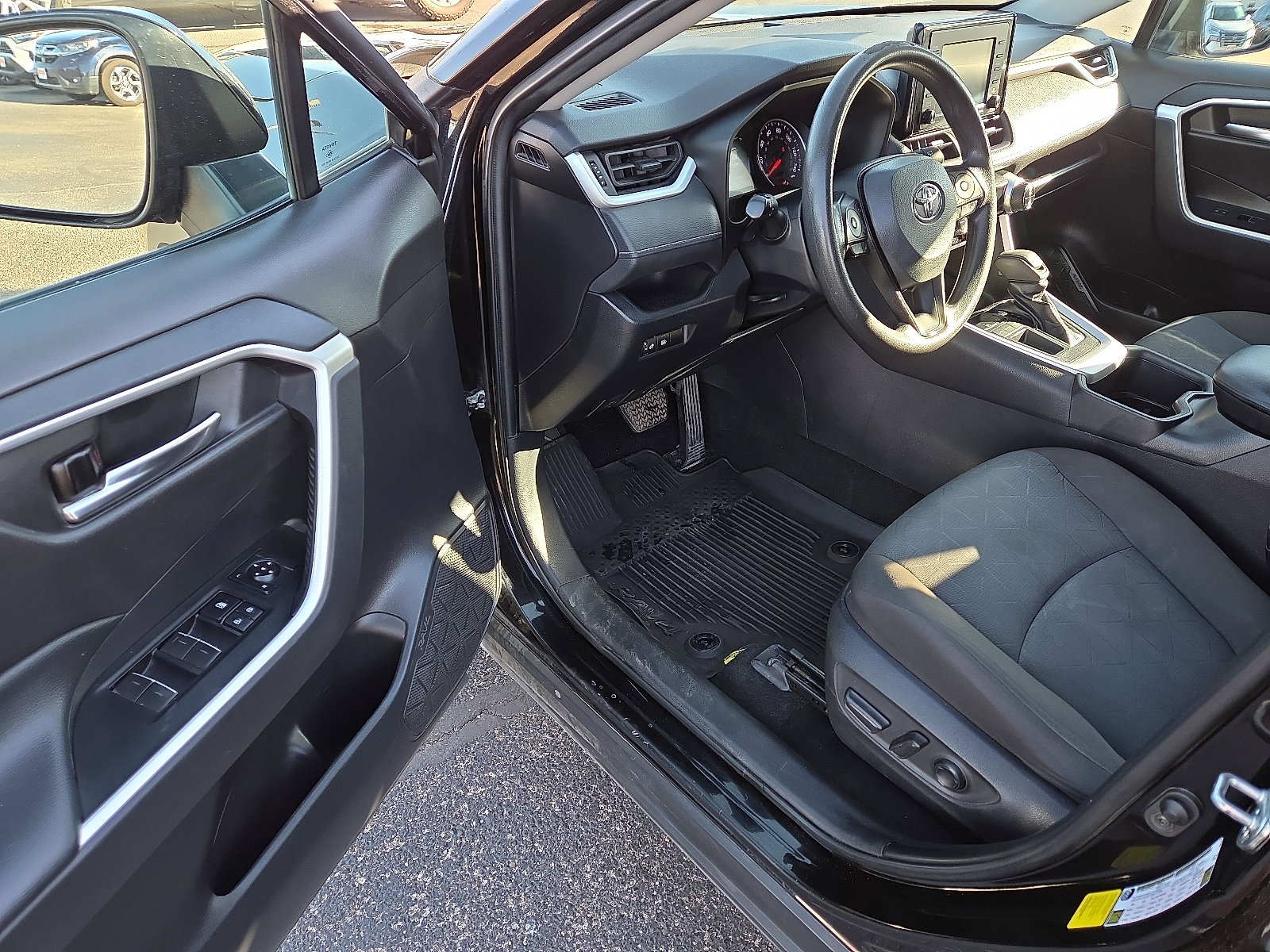 Used 2022 Toyota RAV4 XLE FWD image 9