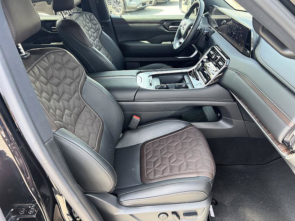 Certified 2025 Nissan Armada Platinum AWD/4WD image 17