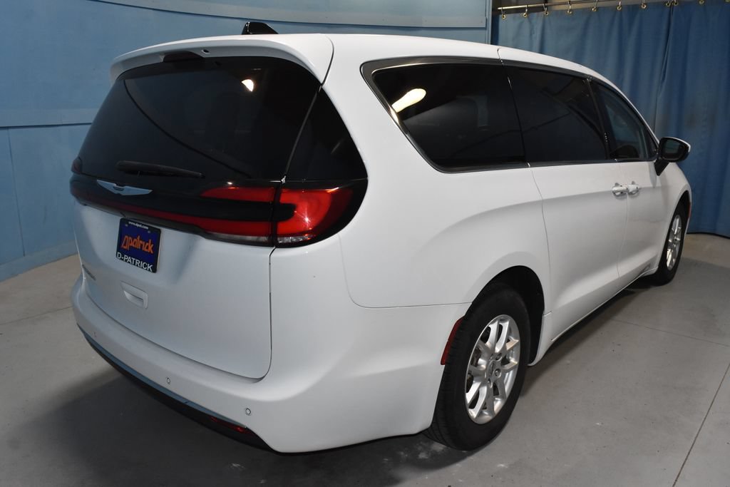 Used 2023 Chrysler Pacifica Touring-L FWD image 26