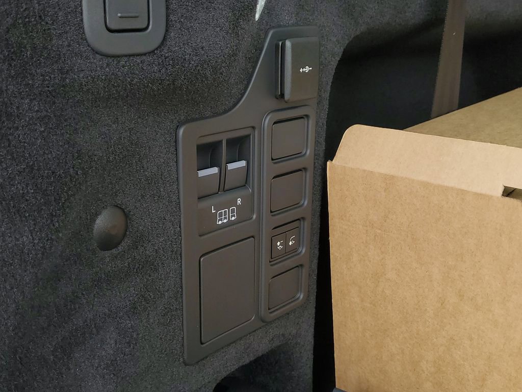 New 2026 Land Rover Discovery Dynamic SE image 34