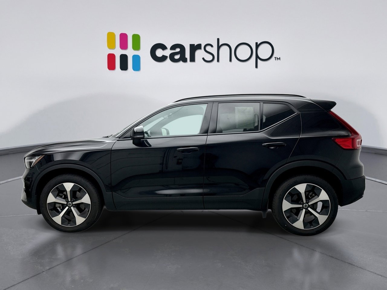 Used 2025 Volvo XC40 B5 Plus AWD/4WD image 2