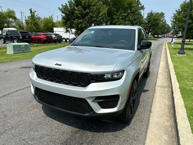 Used 2023 Jeep Grand Cherokee Altitude AWD/4WD image 6