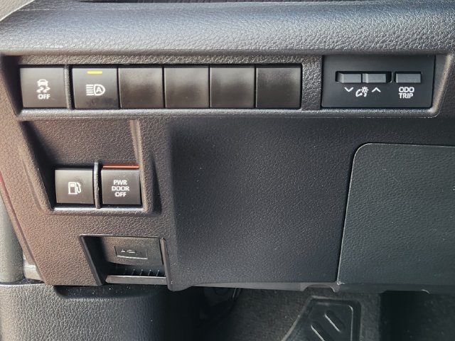 Used 2026 Toyota Sienna XLE FWD image 21