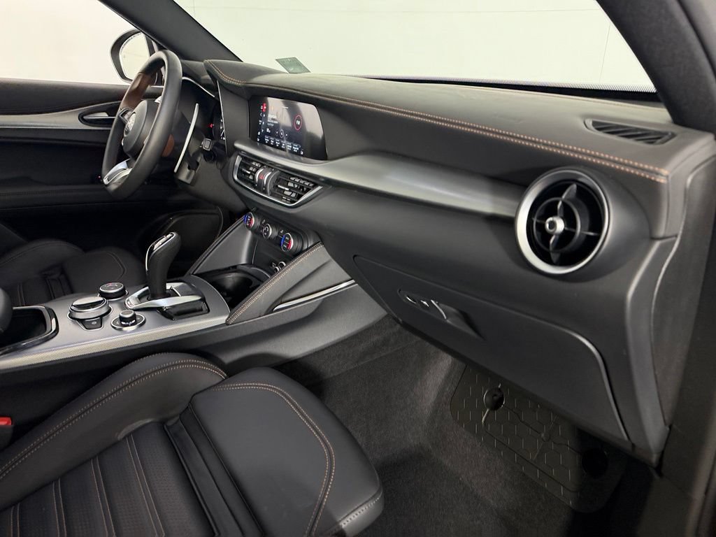 Used 2025 Alfa Romeo Stelvio Sprint AWD/4WD image 33