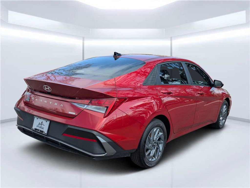 Used 2025 Hyundai Elantra Blue image 3