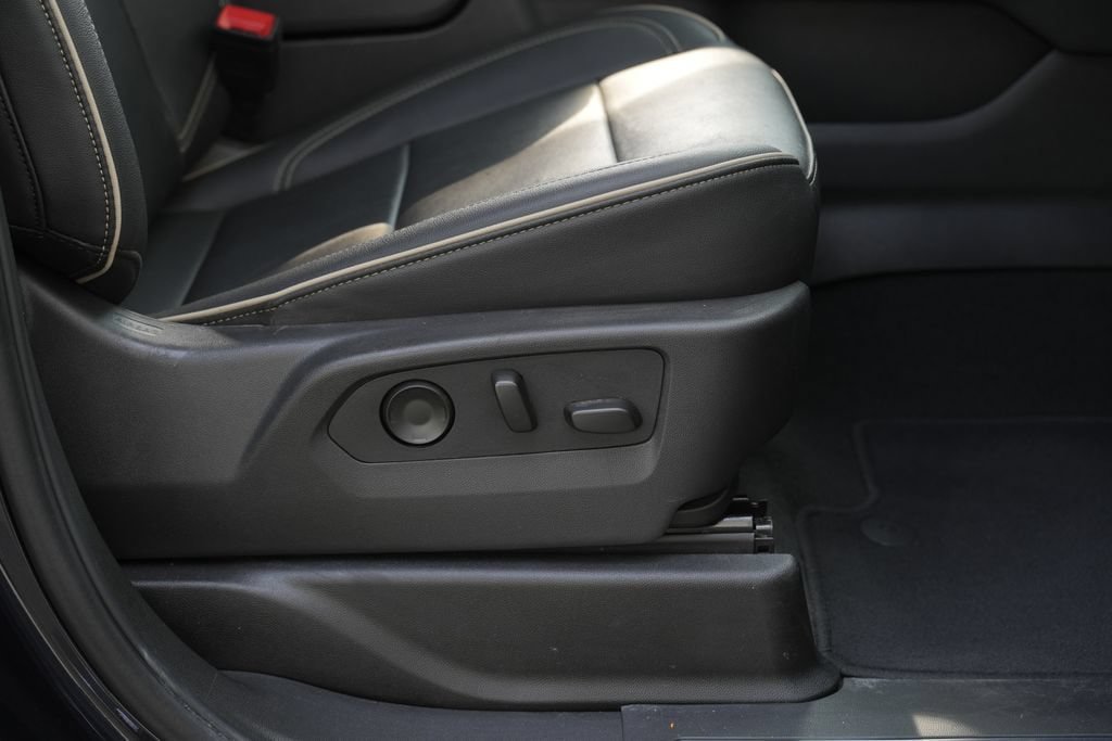 Used 2025 Chevrolet Suburban Premier AWD/4WD image 34