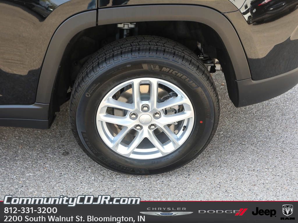 New 2025 Jeep Grand Cherokee Laredo X image 4