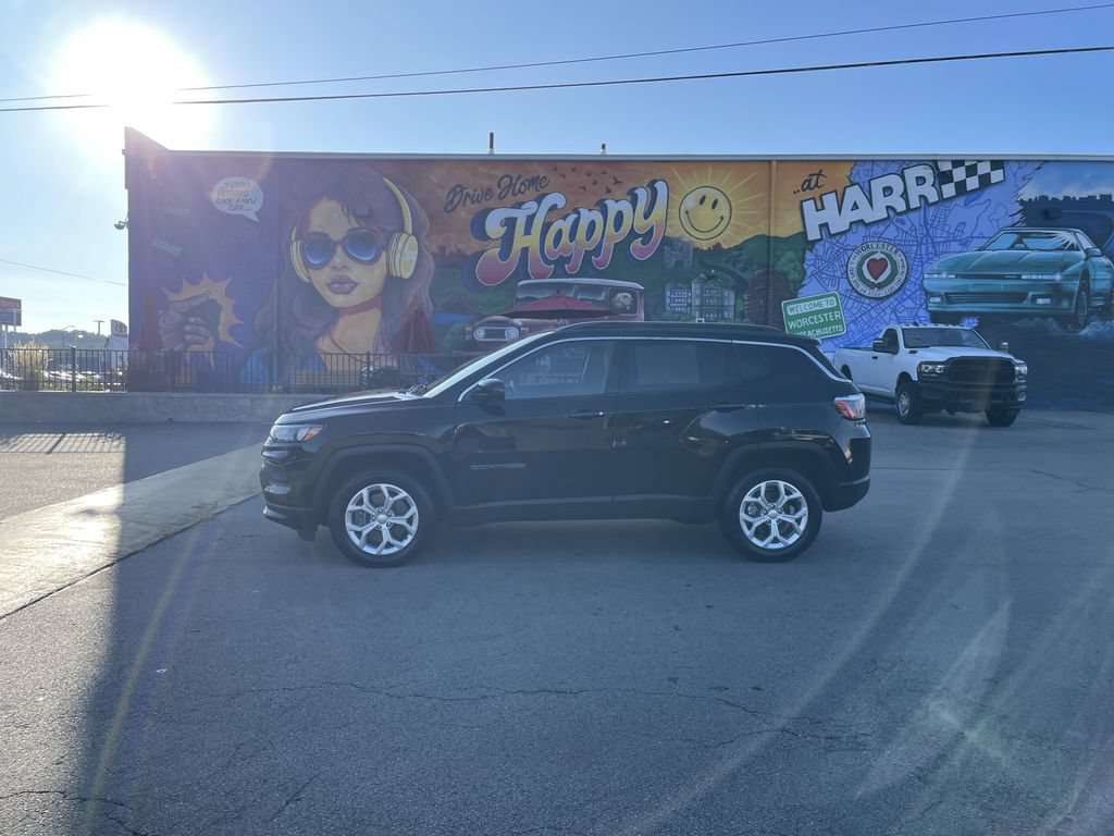 Used 2024 Jeep Compass Latitude AWD/4WD image 2
