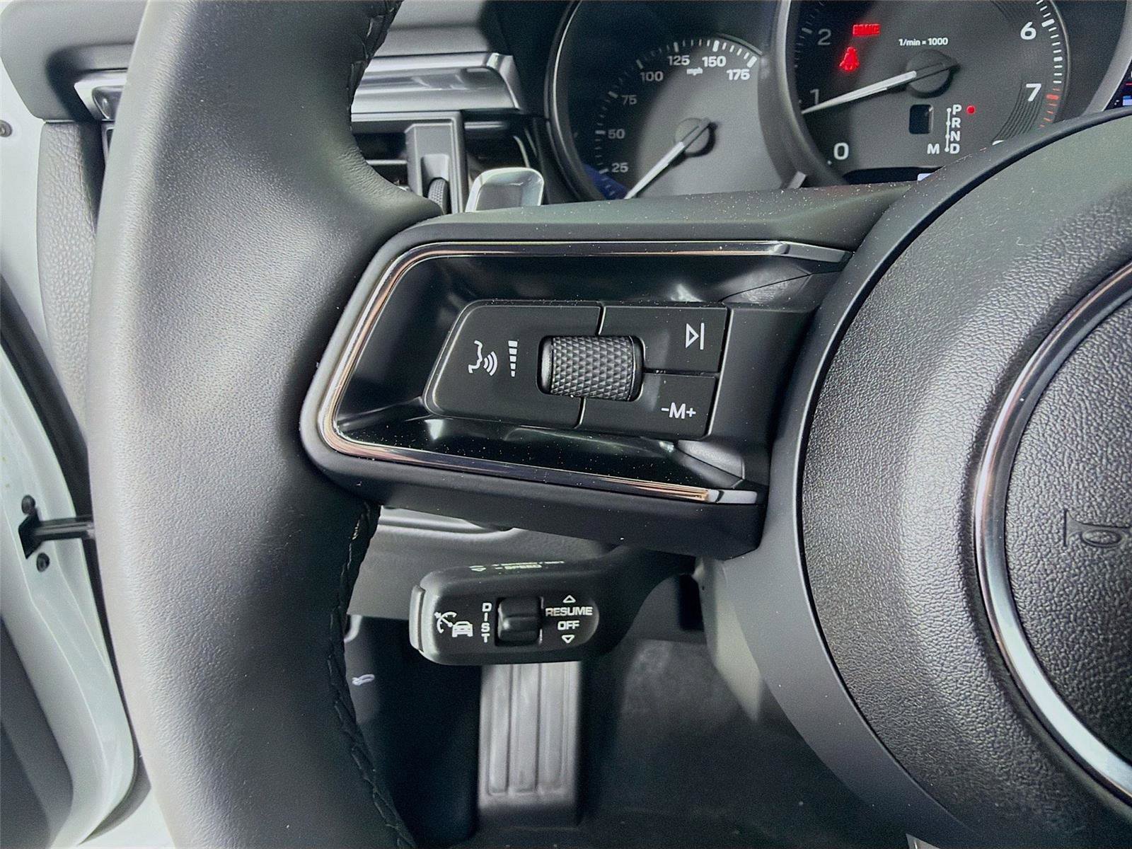 Certified 2025 Porsche Macan AWD/4WD image 13