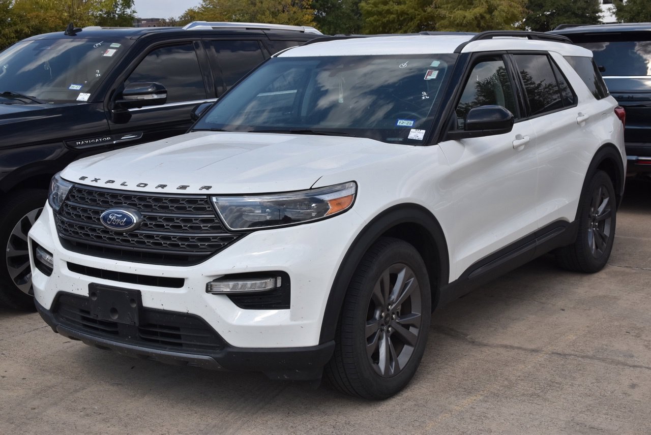 Used 2022 Ford Explorer XLT w/ Equipment Group 202A RWD image 2