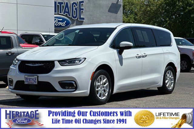 Used 2023 Chrysler Pacifica Touring-L image 8