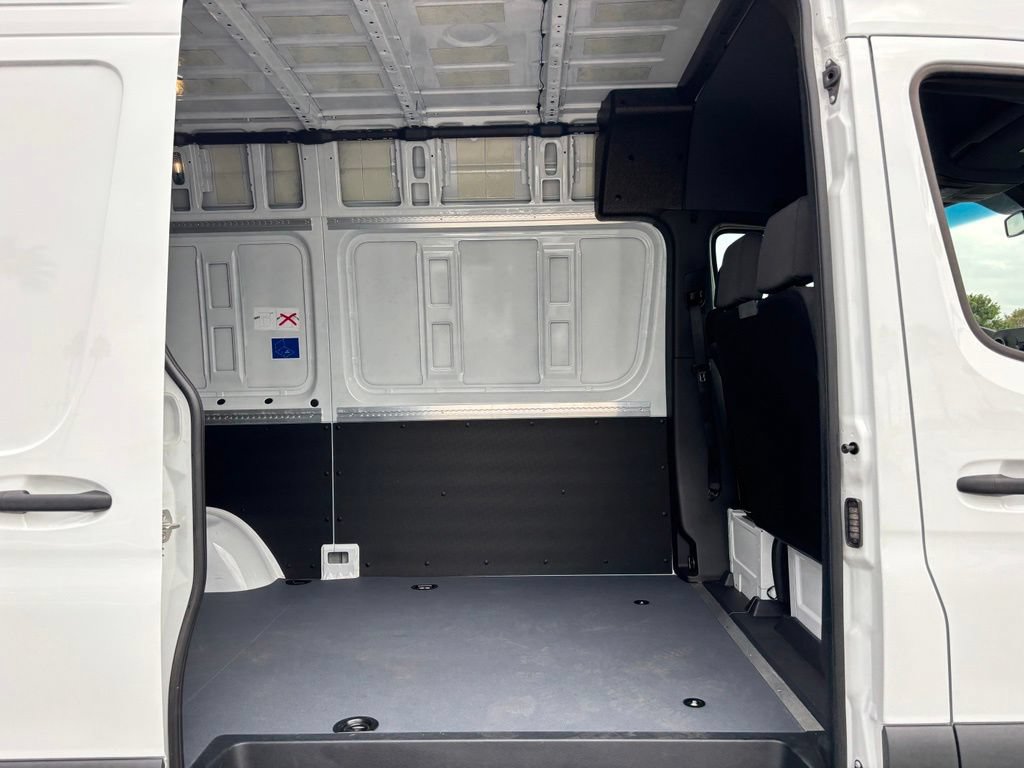 Used 2025 Mercedes-Benz Sprinter 2500 image 32