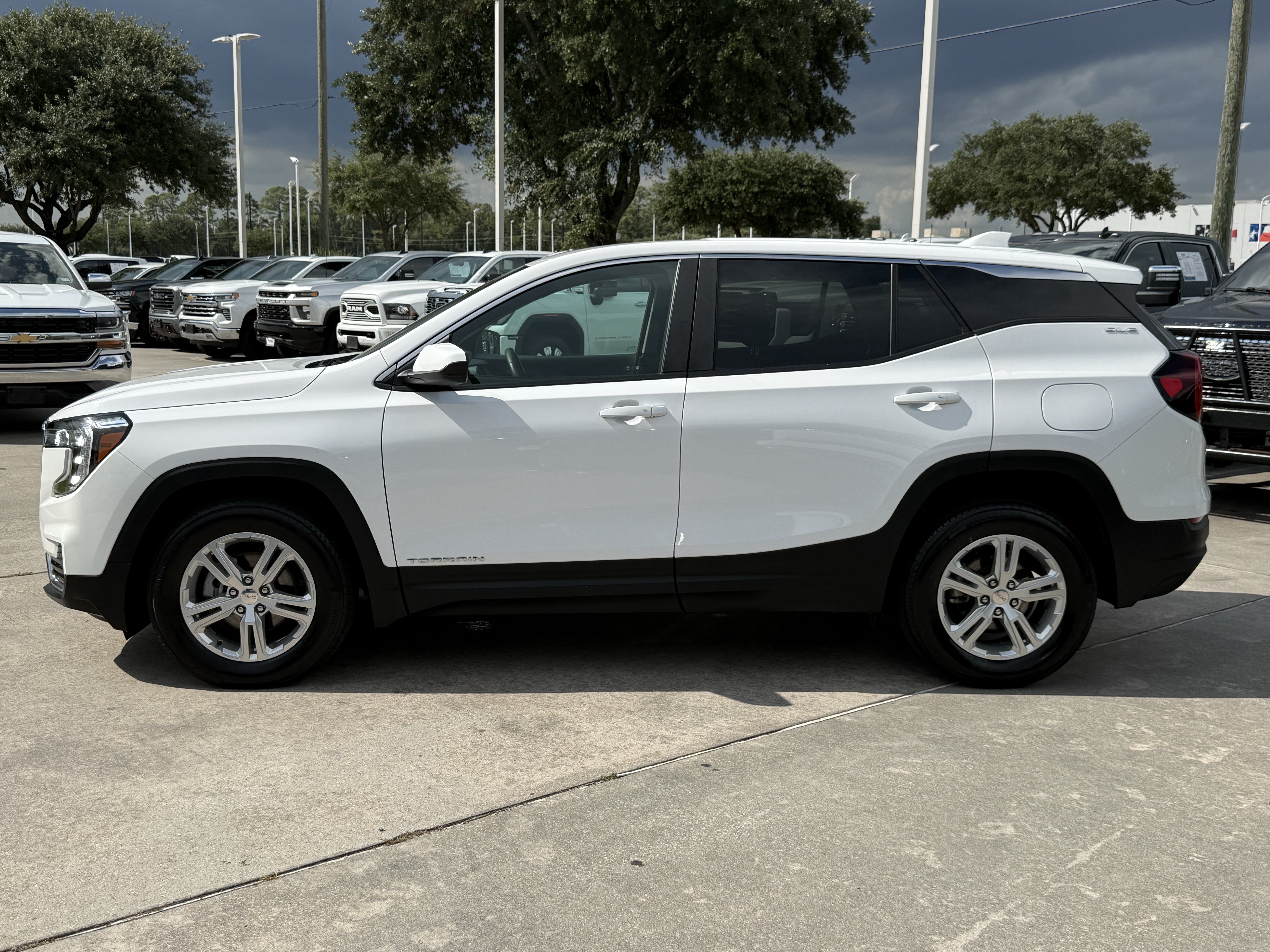 Used 2024 GMC Terrain SLE AWD/4WD image 8