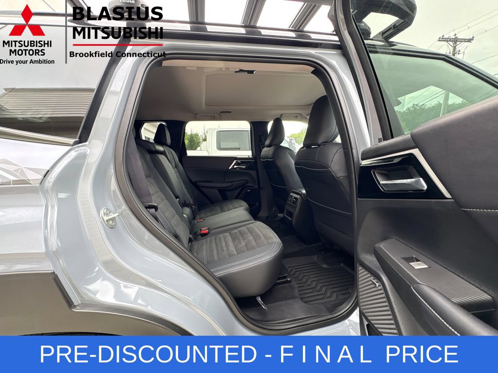 Used 2025 Mitsubishi Outlander AWD image 43