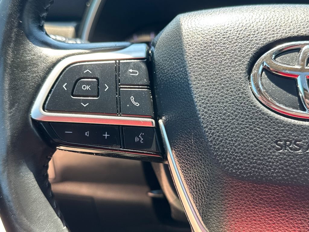 Used 2022 Toyota Highlander XLE AWD/4WD image 22
