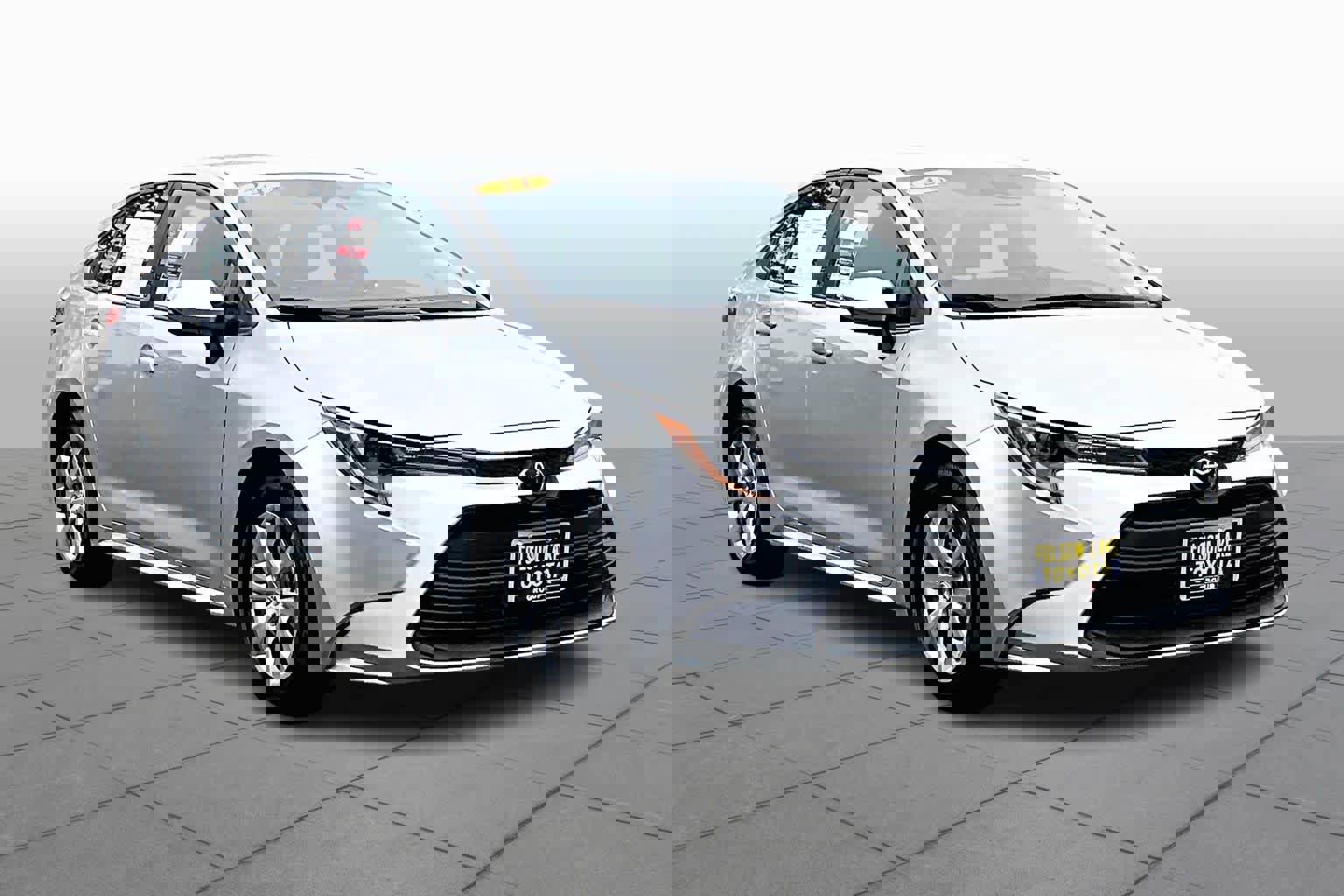 Used 2024 Toyota Corolla LE image 2
