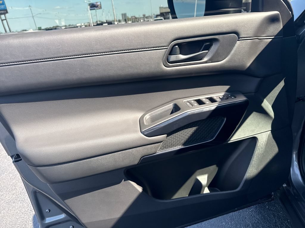 Used 2026 Nissan Pathfinder SV w/ SV Premium Package FWD image 12