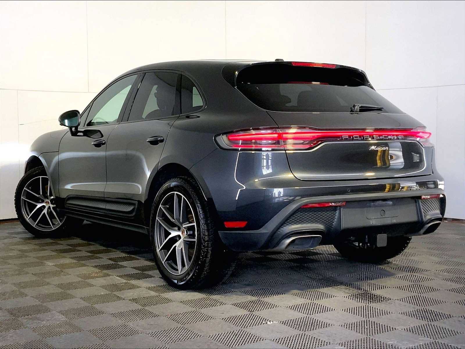 Certified 2024 Porsche Macan image 3