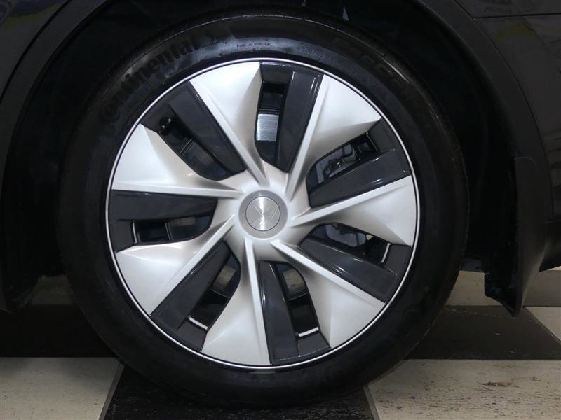 Used 2024 Tesla Model Y 2WD image 32