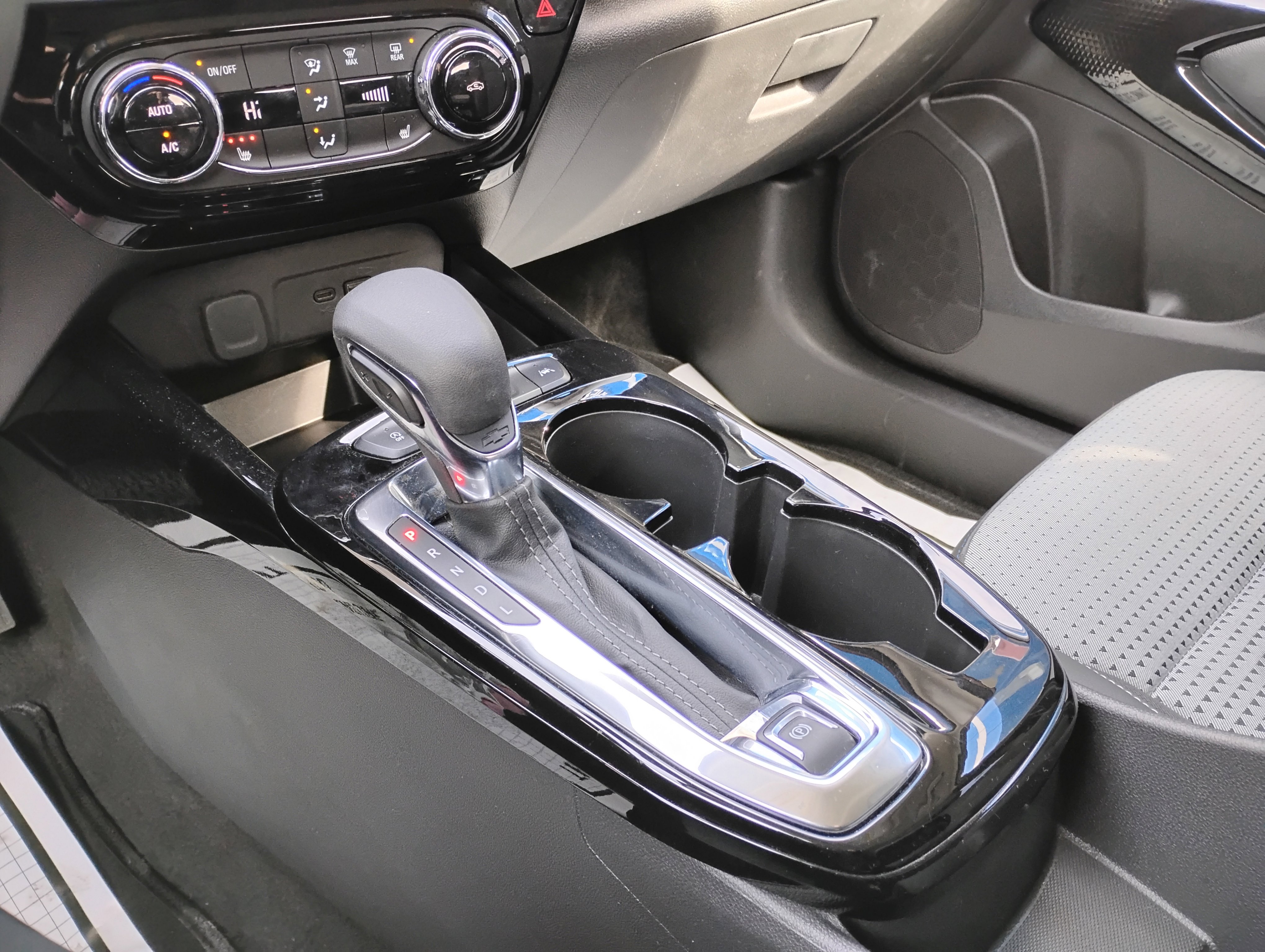 Used 2025 Chevrolet Trax LT w/ LT Convenience Package image 13