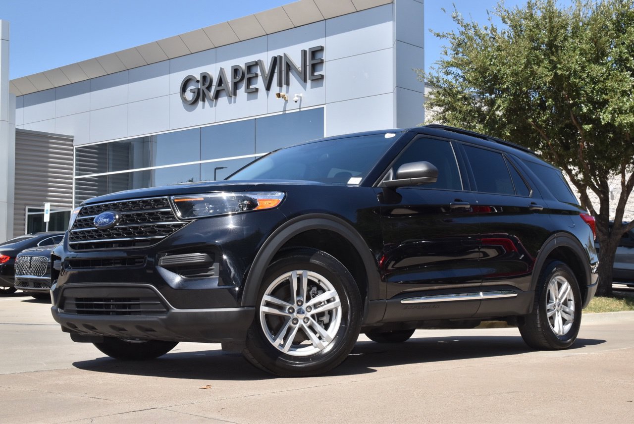 Used 2023 Ford Explorer XLT AWD/4WD image 2