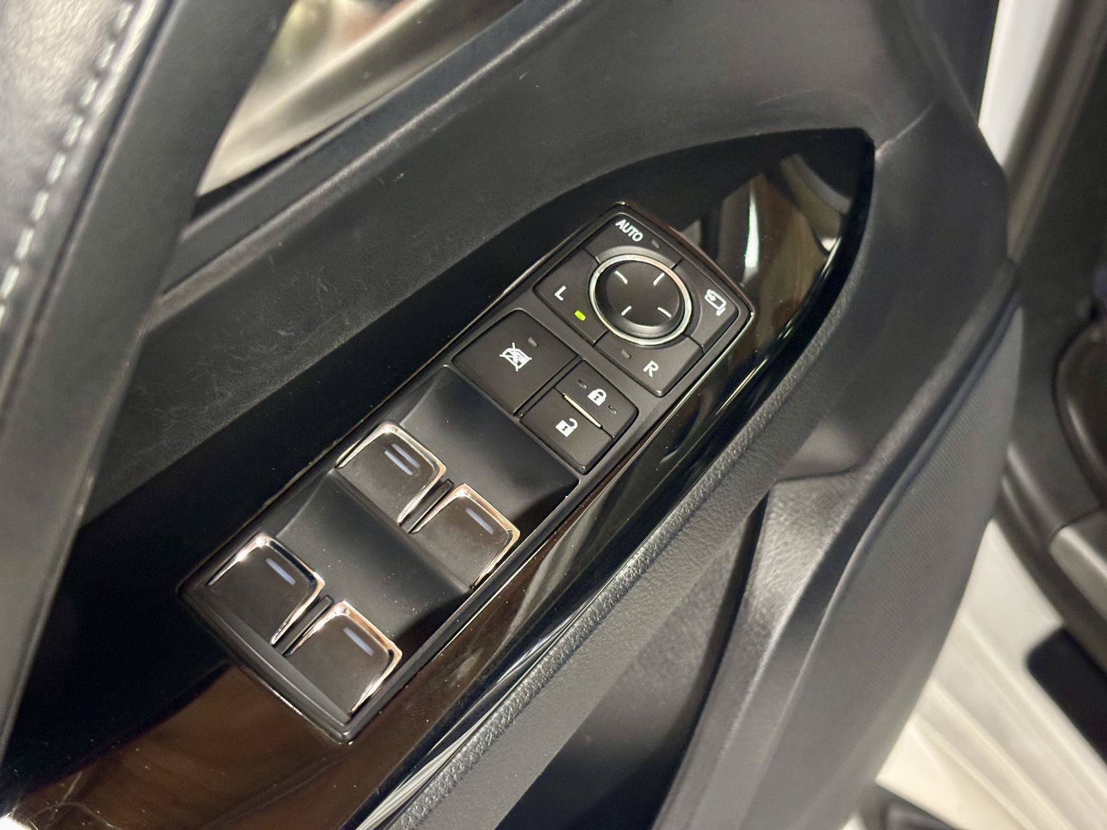 Used 2018 Lexus LX 570 4WD w/ Luxury Package image 13