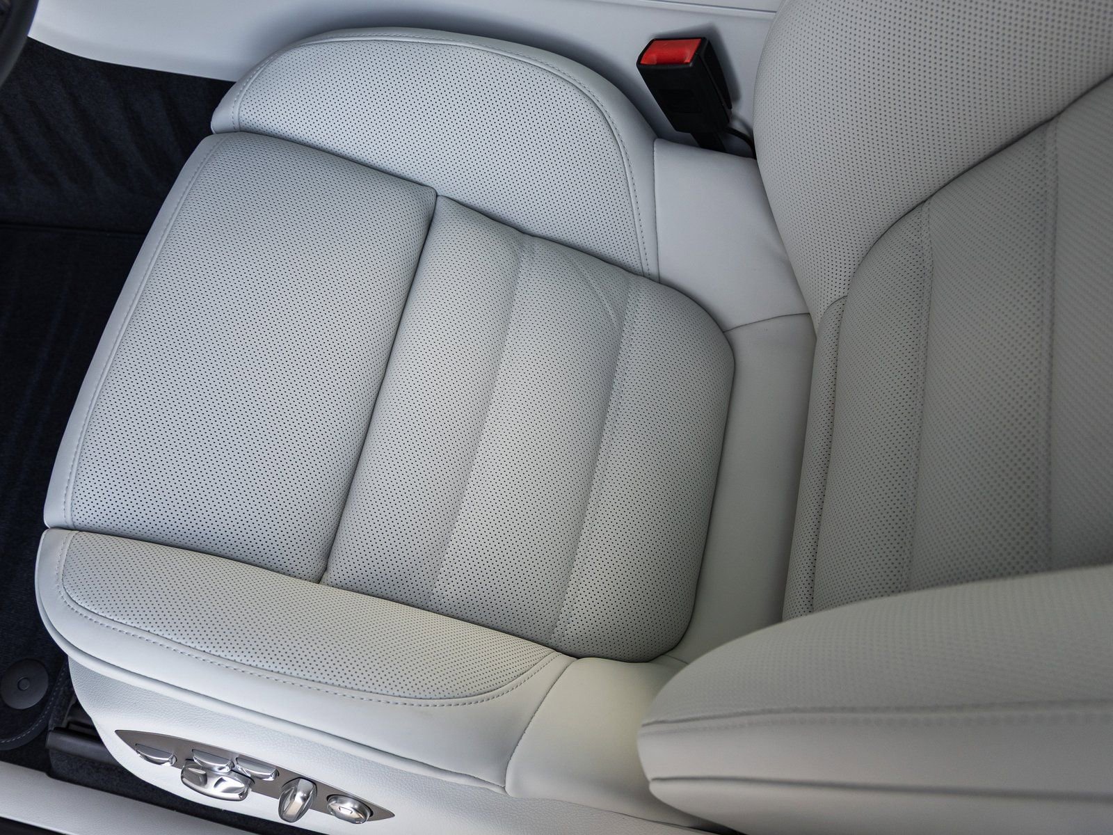 New 2026 Porsche Macan Turbo image 26