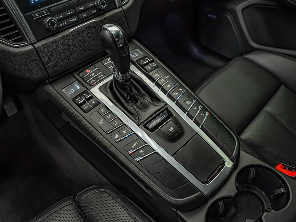 Used 2018 Porsche Macan AWD/4WD image 30