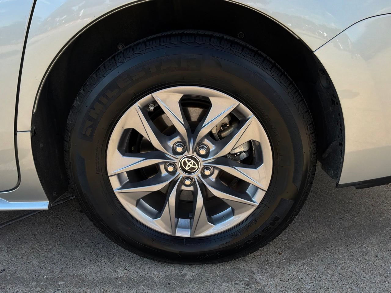 Used 2025 Toyota Sienna XLE FWD image 9