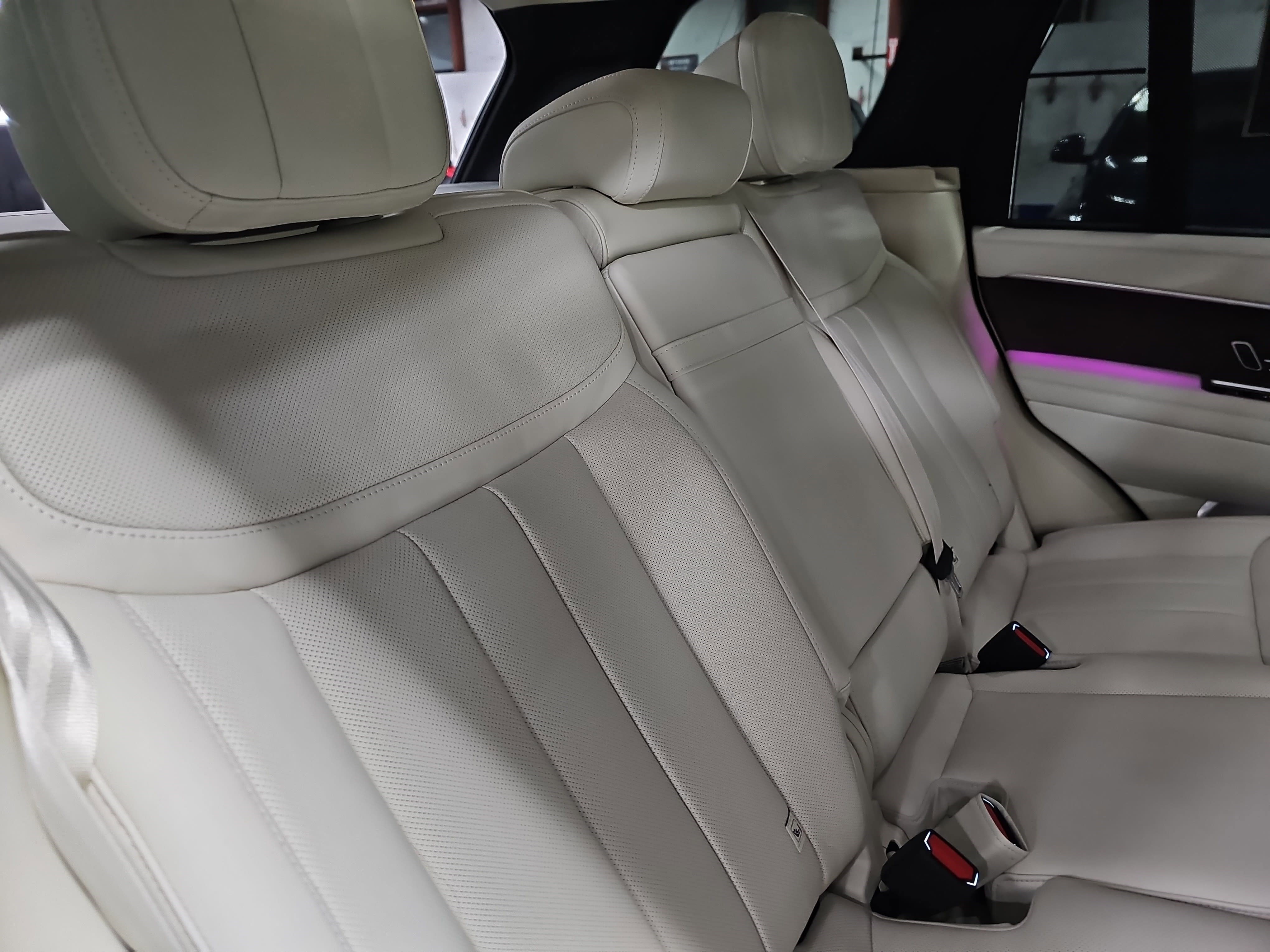 Used 2025 Land Rover Range Rover SE image 12