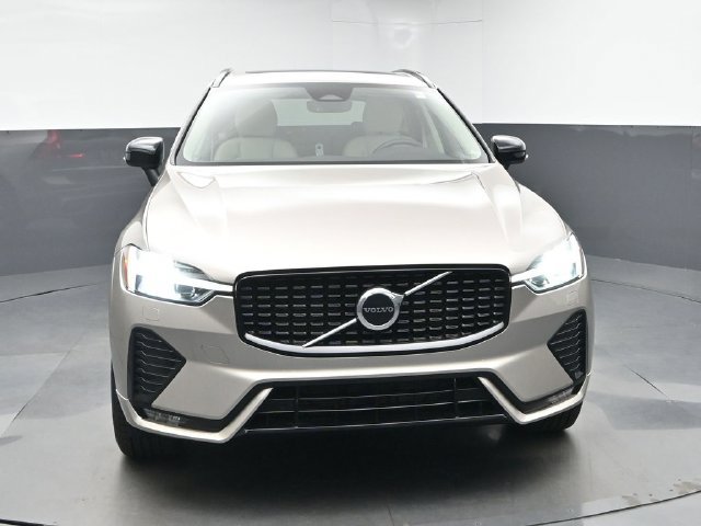 Used 2024 Volvo XC60 B5 Core w/ Protection Package Premier AWD/4WD image 2