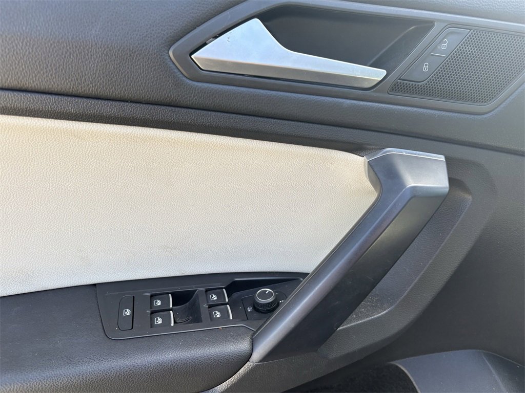 Used 2021 Volkswagen Tiguan SE image 11