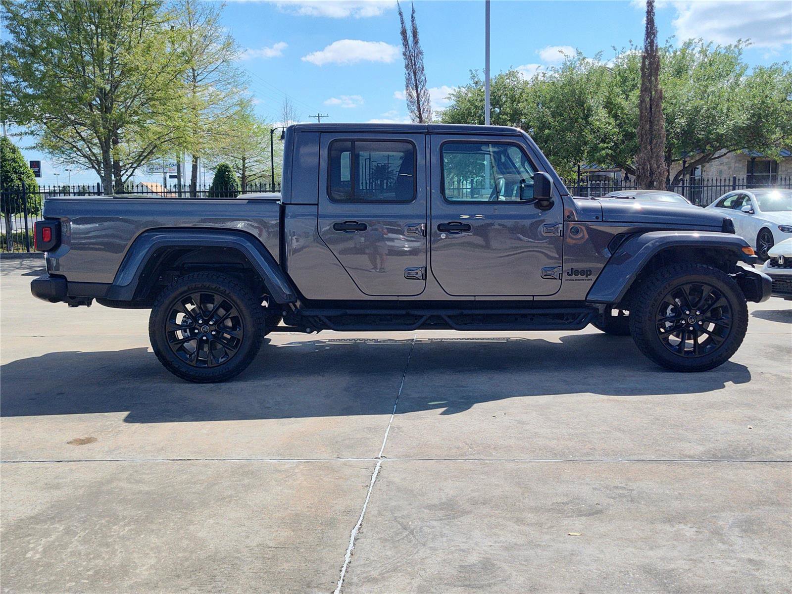 Used 2025 Jeep Gladiator Sport image 8