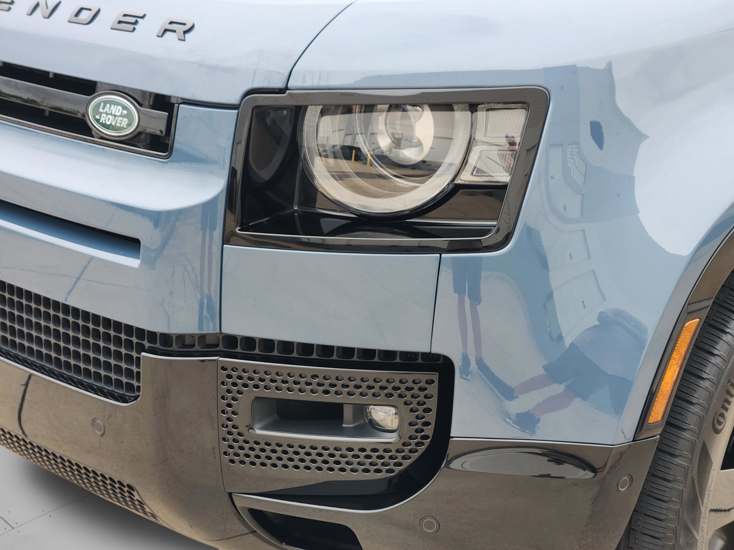 Certified 2025 Land Rover Defender 110 X-Dynamic SE image 32
