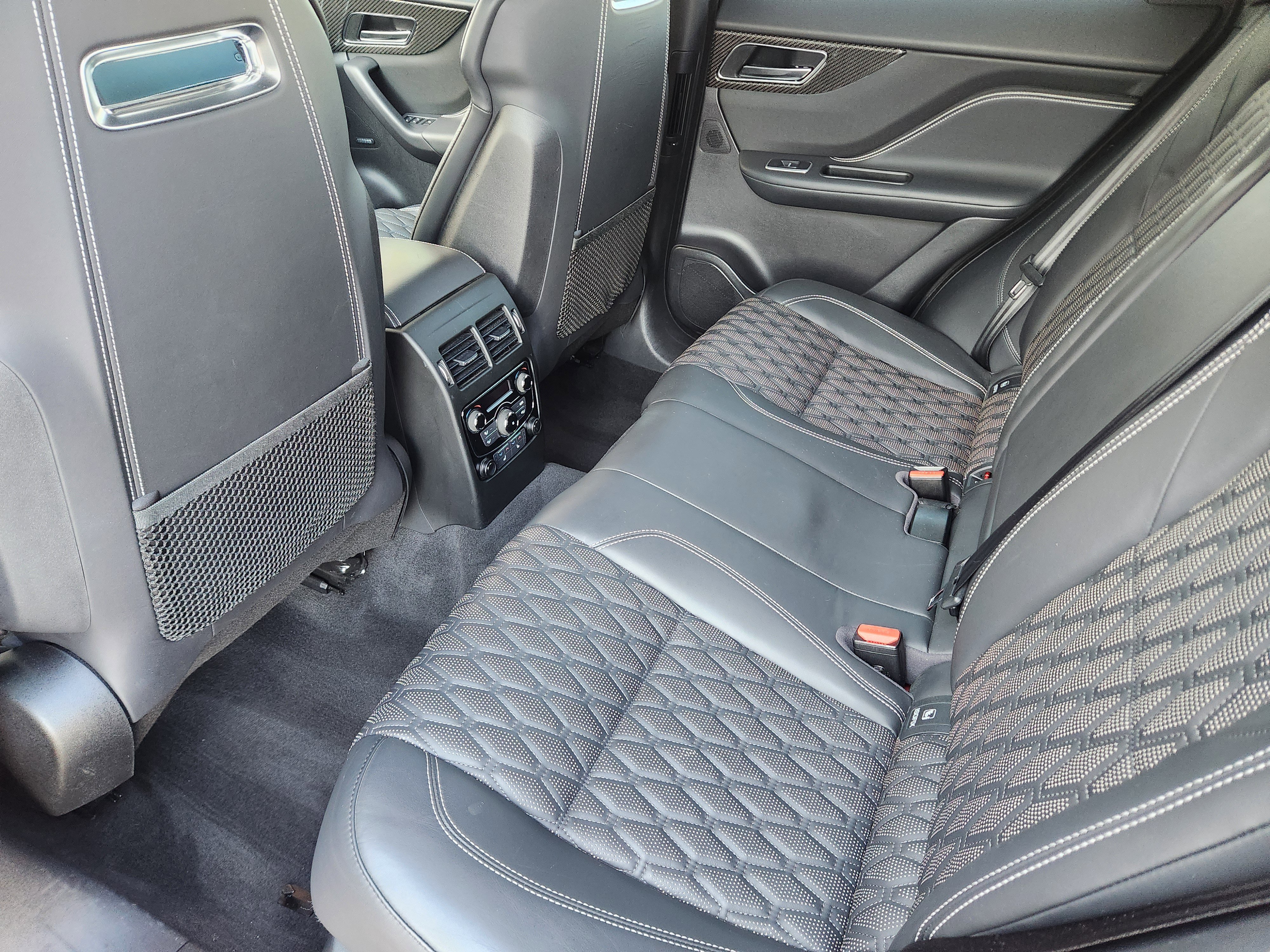 Used 2020 Jaguar F-PACE SVR image 31