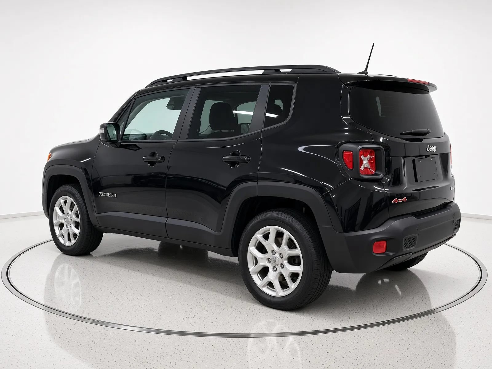 Used 2018 Jeep Renegade Latitude AWD/4WD image 3