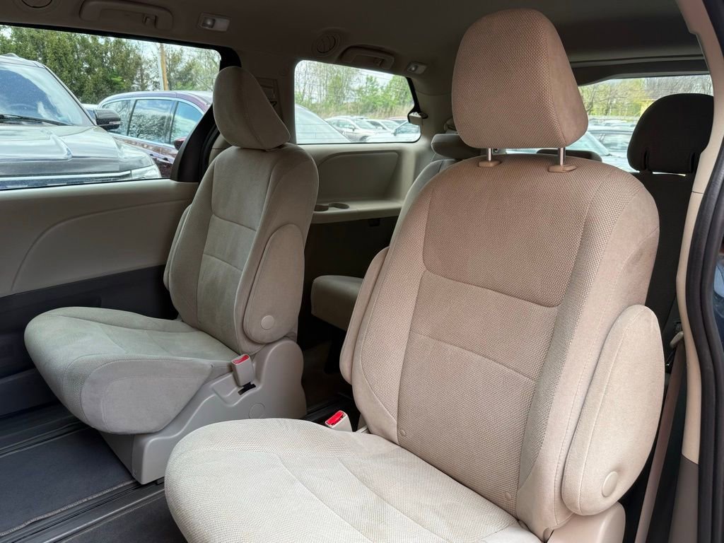 Used 2020 Toyota Sienna L FWD image 14
