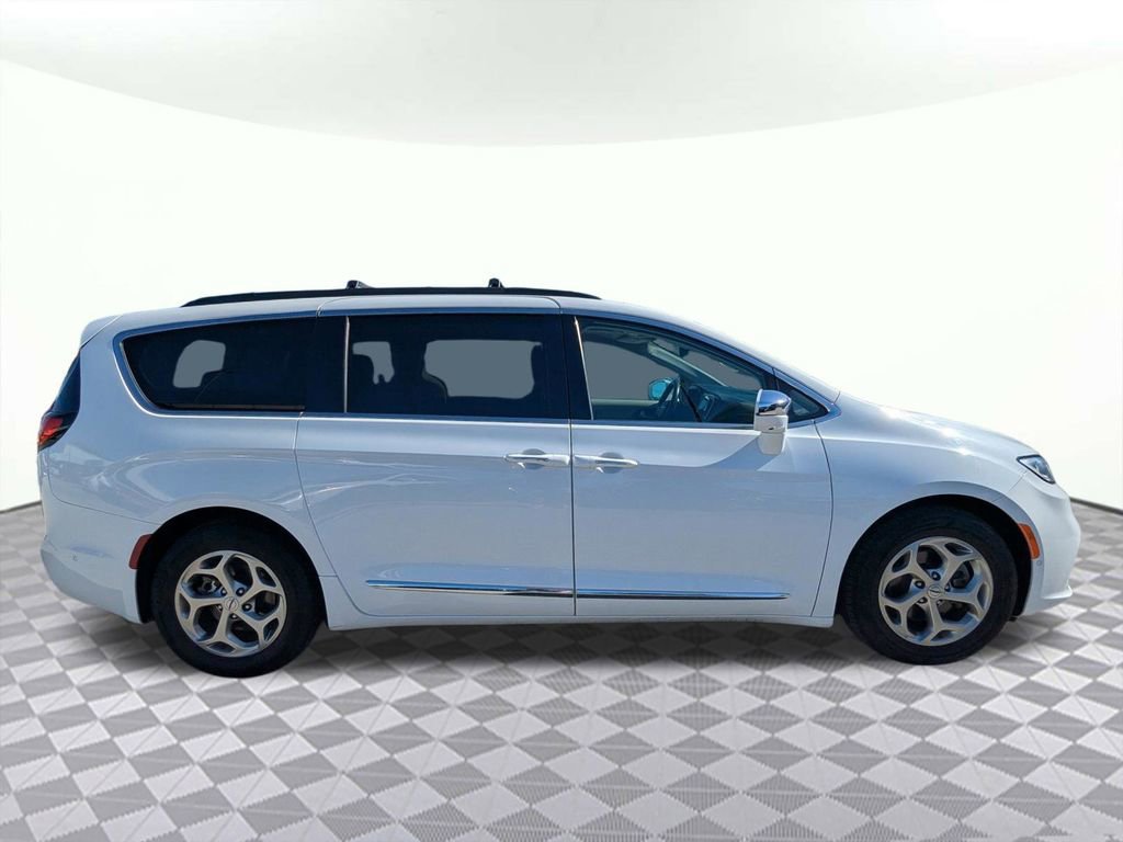 Used 2022 Chrysler Pacifica Limited FWD image 2