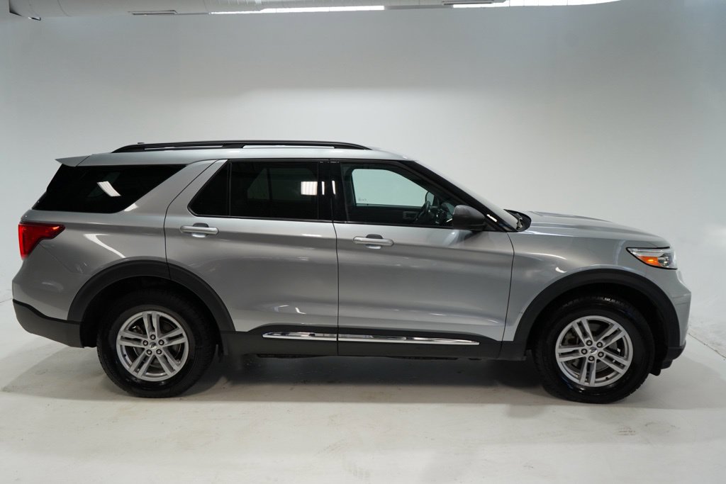 Used 2024 Ford Explorer XLT w/ Equipment Group 202A AWD/4WD image 9