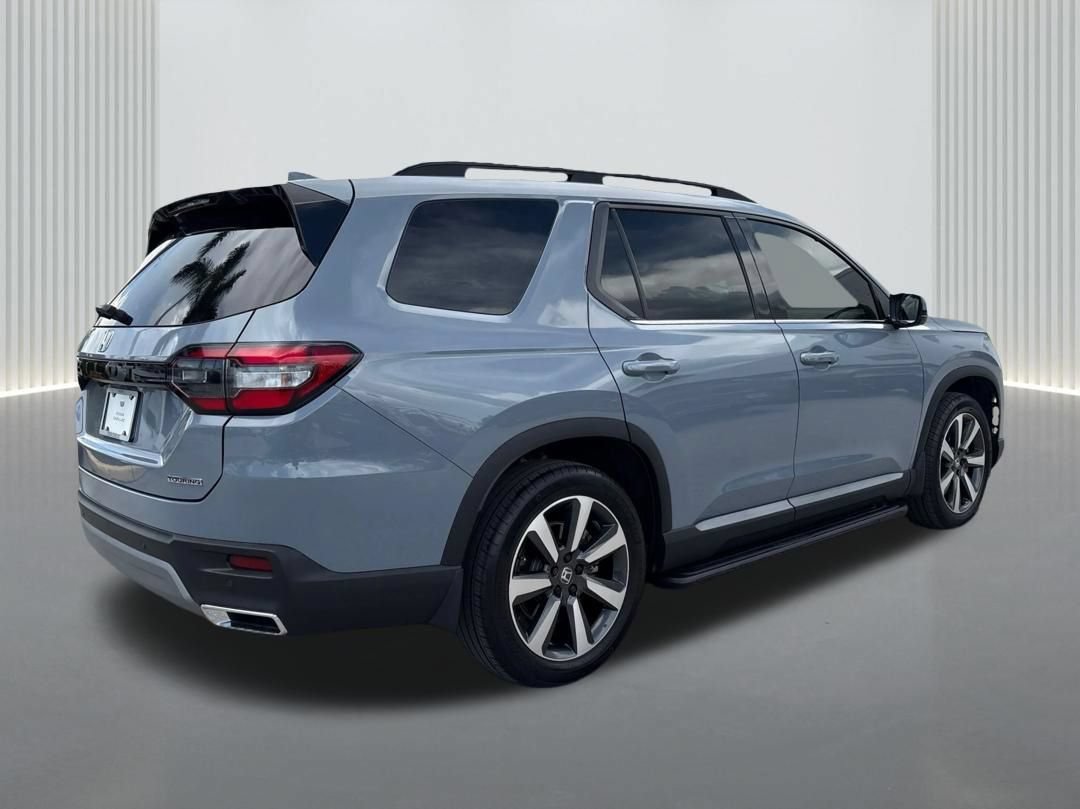 Used 2025 Honda Pilot Touring image 4